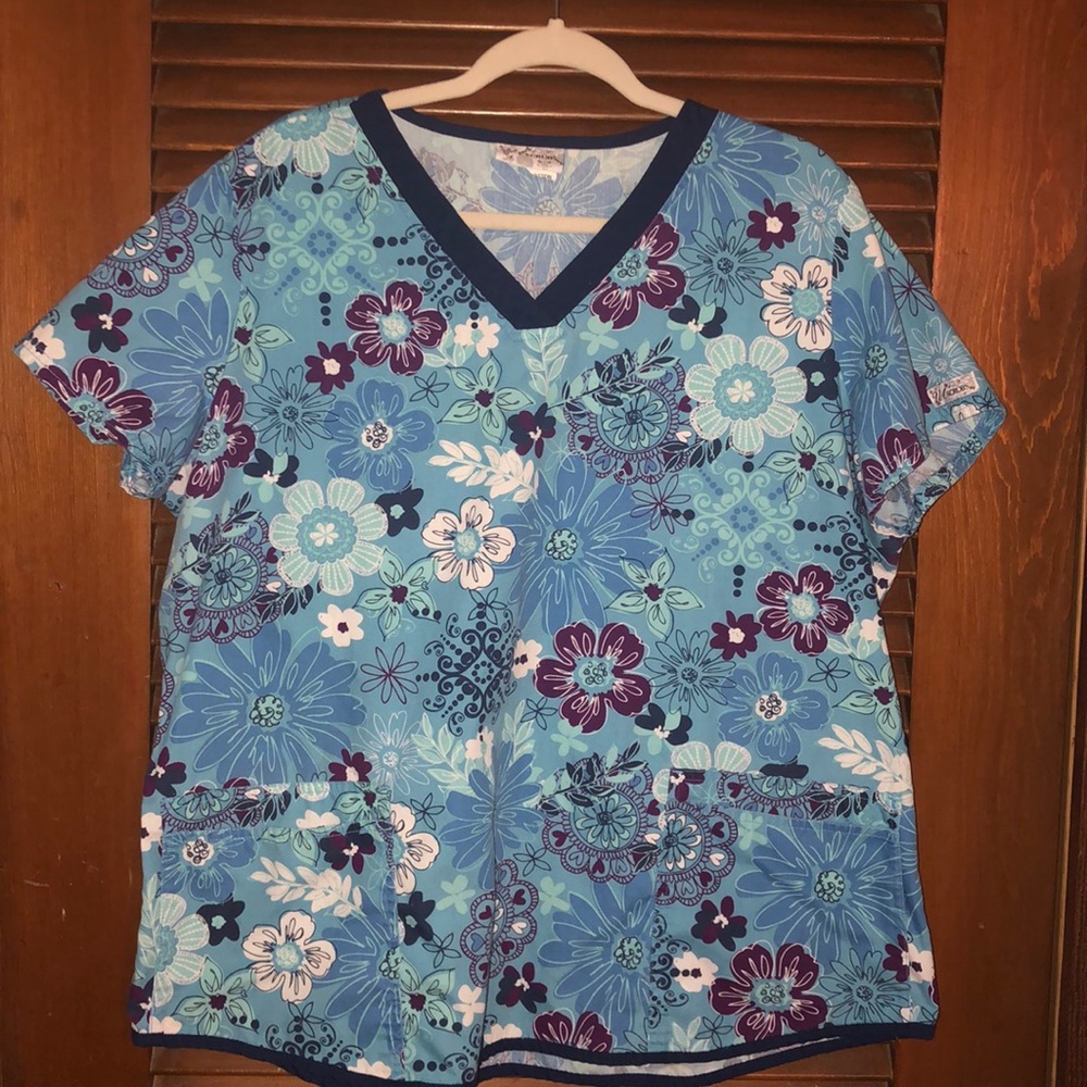 Uniform Advantage UA scrub top blue flower XL